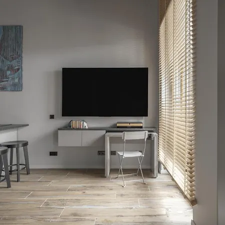 Ivis House Modern In Old Town With Balcony